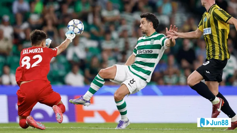Cầu thủ Napoli với bóng trước cầu thủ Sporting CP trong trận đấu quyết liệt Cầu thủ Napoli với bóng trước cầu thủ Sporting CP trong trận đấu quyết liệt