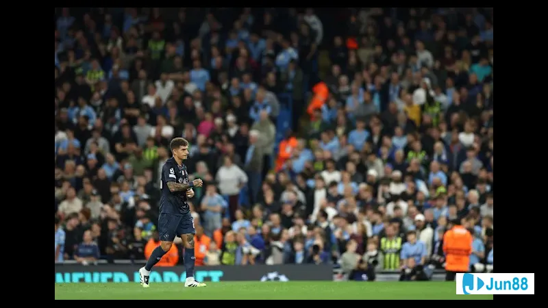 Cầu thủ Napoli tận dụng không gian để thực hiện cú sút chính xác vào khung thành Sporting CP Cầu thủ Napoli tận dụng không gian để thực hiện cú sút chính xác vào khung thành Sporting…