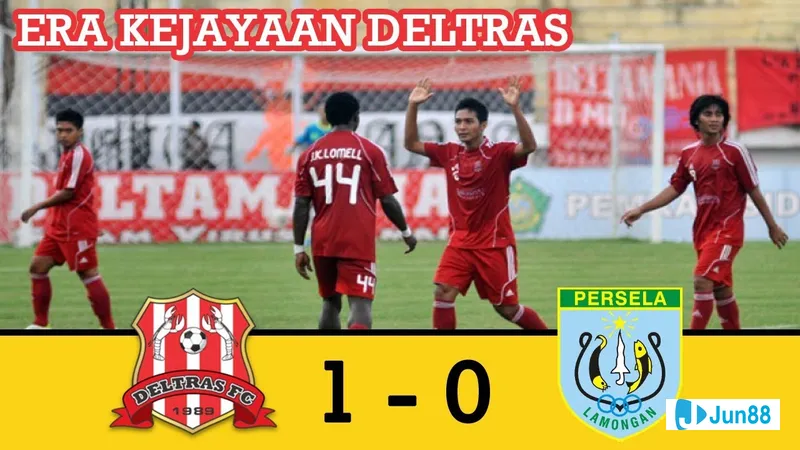 Các cầu thủ Persela Lamongan và Deltras Sidoarjo đang tranh giành quả bóng trên sân cỏ Các cầu thủ Persela Lamongan và Deltras Sidoarjo đang tranh giành quả bóng trên sân cỏ
