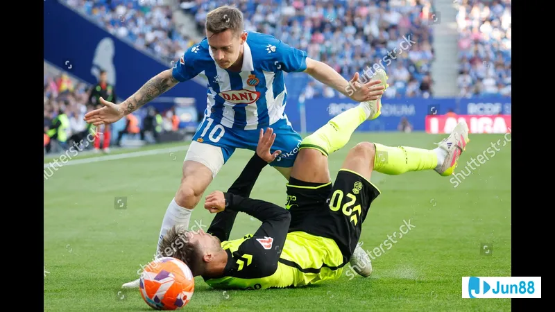 Cầu thủ của Espanyol dũng mãnh đối đầu với cầu thủ của Real Betis trong trận đấu sôi động