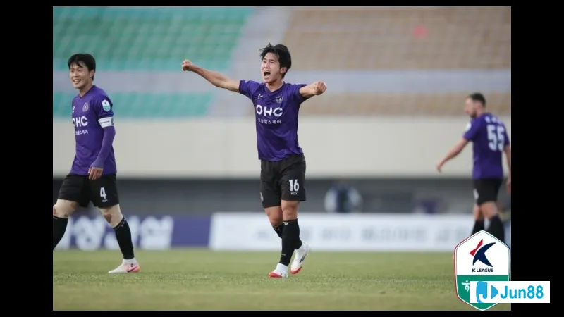 Cầu thủ Gangwon nỗ lực giữ bóng trước áp lực từ hậu vệ Anyang Cầu thủ Gangwon nỗ lực giữ bóng trước áp lực từ hậu vệ Anyang
