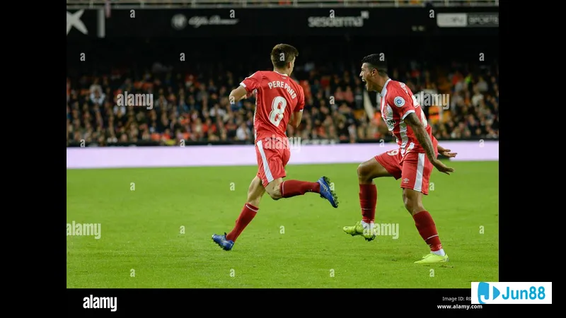 Cầu thủ của Girona và Valencia đang tranh chấp quả bóng trên sân cỏ