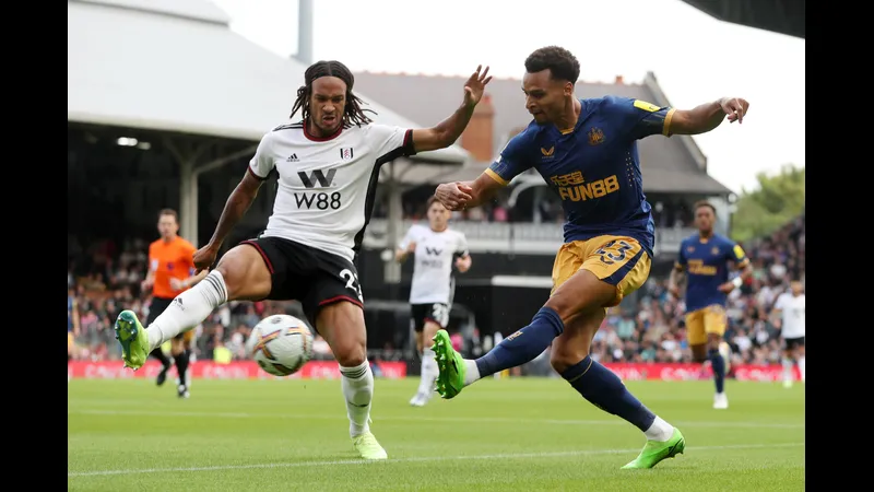 Cầu thủ Newcastle vượt qua phòng ngự của Fulham để tiến tới khung thành đối phương Cầu thủ Newcastle vượt qua phòng ngự của Fulham để tiến tới khung thành đối phương
