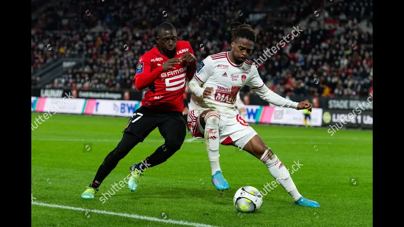 Cầu thủ Rennes với cảm xúc tự tin tiến vào vòng cấm địa của đội Brest Cầu thủ Rennes với cảm xúc tự tin tiến vào vòng cấm địa của đội Brest