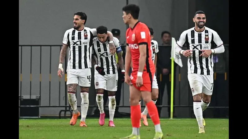 Cầu thủ Sanfrecce Hiroshima bứt tốc vượt qua cầu thủ Shanghai Shenhua trên sân cỏ