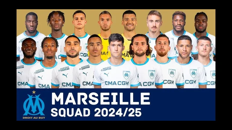 Cầu thủ PSG đang tạt bóng vào vòng cấm của Marseille Cầu thủ PSG đang tạt bóng vào vòng cấm của Marseille