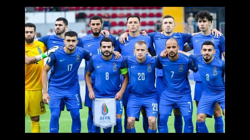 Cầu thủ Azerbaijan và Saint Lucia đang tranh chấp quả bóng trên sân