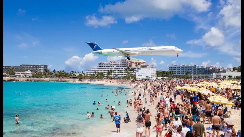 Cầu thủ của Dominica và Sint Maarten đua tranh quả bóng Cầu thủ của Dominica và Sint Maarten đua tranh quả bóng