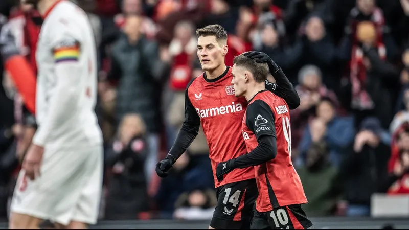 Cầu thủ Heidenheim và Bayer Leverkusen đua tranh bóng trên sân Cầu thủ Heidenheim và Bayer Leverkusen đua tranh bóng trên sân