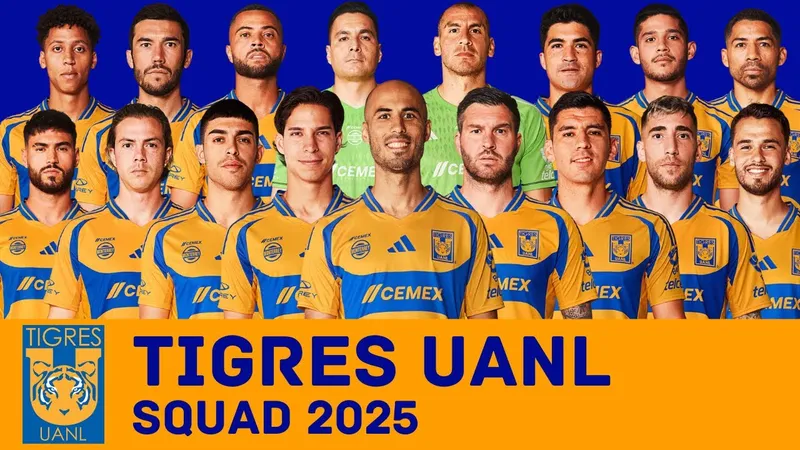 Cầu thủ Nashville với Tigres UANL trong tình huống tranh chấp bóng